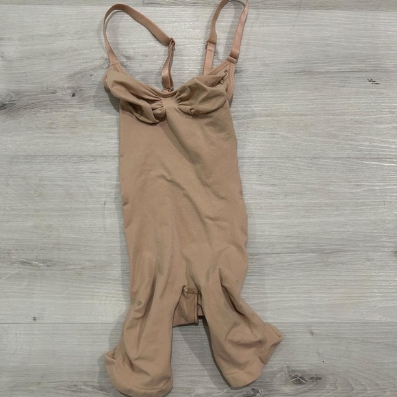 SKIMS Seamless Sculpt Bodysuit in Sand - Picture 2 of 3